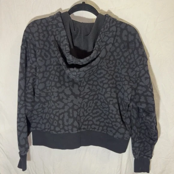 Nike Women's Cropped Hooded Training Sweatshirt Size Medium Cheetah Print Black - Picture 2 of 5